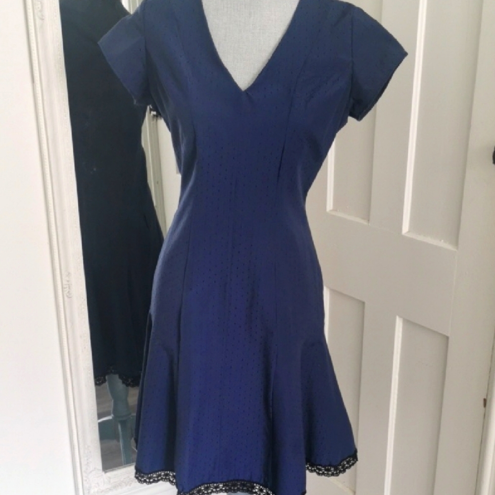 Vintage Womens v neckline mini retro cocktail dress with lace hem. Size Small